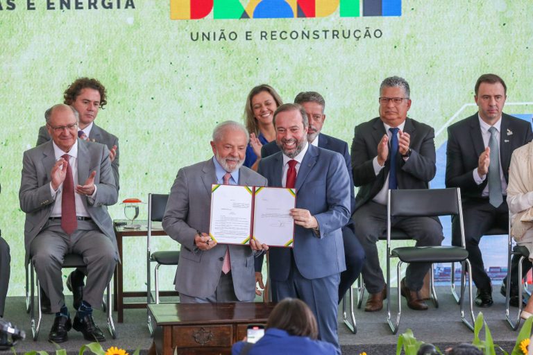 Brasília, DF 14/09/2023 O presidente Luiz Inácio Lula da Silva participa da cerimônia de assinatura do projeto de lei do Programa Combustível do Futuro, Presença do presidente da Câmara, Arthur Lira e dos ministros de Minas e Energia, Alexandre Silv