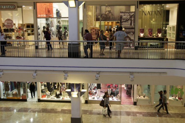 Pessoas circulam por shopping center em Recife (PE)